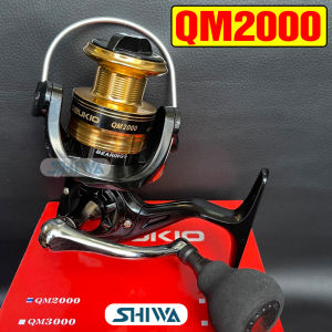 Máy Câu Cá Deukio QM Mẫu Mới 2023  Máy Câu Đứng Kim Loại Cao Cấp Đủ Size 2000/3000/4000/5000/6000/7000 - Đồ Câu Shiwa