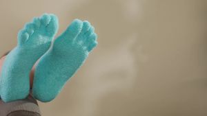 5-Toe Gel Lined Foot Moisturizing Socks by Natra – Aloe & Shea Infused Fuzzy Hydrating Socks - Soft Feet Moisturizer Spa & Pedi Socks for Dry Cracked Heels Calluses - Size: XX-Small