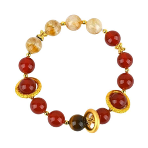 สร้อยข้อมือโมราสีแดงสดใสที่ซับซ้อนเป็นสัญลักษณ์ของพลังงานและความสมดุลสำหรับบุคคลที่ก้าวไปข้างหน้าตามแฟชั่น