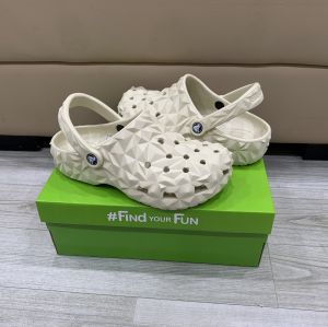 Giày sục crocs chuẩn xịn chống hôi chân nhựa tế bào êm mềm đúc liền khối siêu bền đi mưa lội nước đi biển Geometric sầu riêng màu kem cho cả nam và nữ