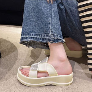 QDshop สินค้าพร้อมจัดส่ง รองเท้าแฟชั่นมาใหม่สุดเก๋ ตกแต่งเป็นลายตารางให้ดูหรูและดูแพงมากยิ่งขึ้น พื้นนิ่มใส่สบาย ราคาเป็นกันเองสุดๆ