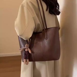 กระเป๋าเนื้อสัมผัสระดับไฮเอนด์ ฤดูใบไม้ร่วงฤดูหนาว กระเป๋าสะพายขนาดใหญ่สไตล์วินเทจ 2025 กระเป๋าโท้ตหนังนุ่มอเนกประสงค์สำหรับการเดินทางที่ทันสมัย Hot