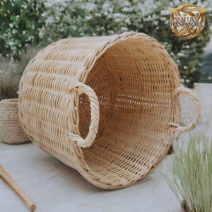 Keranjang Rotan / Rattan Multifungsi Silindris Tangkai Samping Warna Natural uk. 26X17 cm