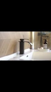 Hot and Cold Basin Faucet Flat Spout Waterfall European Style Wash Basin Elevated Handwashing Basin Water-saving