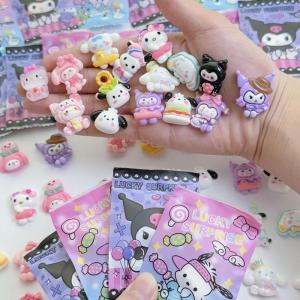 30/50 แพ็คการ์ตูนส่องสว่าง Sanrio รุ่นตุ๊กตากระเป๋าตาบอด เด็กเซอร์ไพรส์ของเล่นขนาดเล็กของขวัญกล่องตาบอด น่ารักอะนิเมะตัวละคร kuromi  Melody Model เครื่องประดับ DIY เรซิ่นเรืองแสง ถุงตาบอด