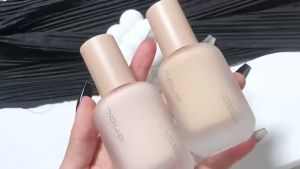 Long-lasting foundation controls oil is smudge-proof waterproof sweatproof hydrates and suits all skin types.