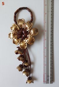 ของขวัญที่สมบูรณ์แบบ: พวงกุญแจดอกไม้หนังแท้สำหรับกระเป๋าถือ No.19