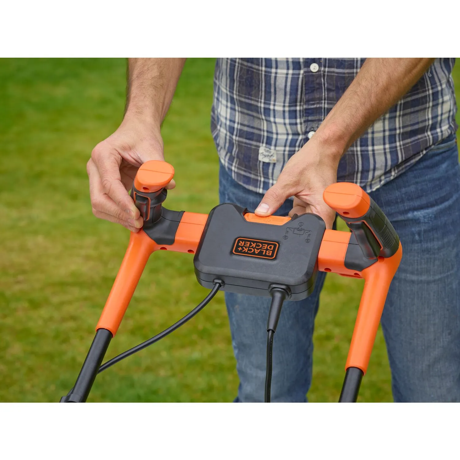 Black & Decker รถตัดหญ้าไฟฟ้า กำลัง 1200 วัตต์ หน้ากว้าง 32 ซม. รุ่น BEMW451BH-B1
