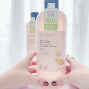 Nước Tẩy Trang Cocoon Sen Hậu Giang Micellar Water Dành Cho Da Nhạy Cảm Làm Sạch Da 1000ml - - Giúp cấp ẩm làm dịu da và làm da trở nên mềm mại mịn màng sau khi sử dụng - Hỗ trợ cân bằng hệ vi sinh vật trên da giảm thiểu tình trạng kích ứng cho da.