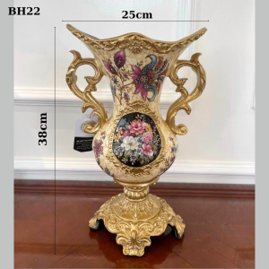 Bình hoa BH22 mang phong cách tân cổ điển với hạo tiết hoa là điểm nổi bật sẽ toát lên sự sang trọng  lịch sự trong ngôi nhà của bạn .