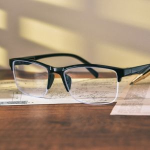 VBNFH ดูแลสายตา แว่นตาสำหรับผู้สูงอายุที่มีภาวะสายตายาว น้ำหนักเบา กำลังเลนส์แว่นตา +75 ถึง +400 แว่นสายตาสำหรับสายตาไกลที่เสร็จแล้ว แว่นตาคอมพิวเตอร์ ครึ่งกรอบ แว่นตาอ่านหนังสือสำหรับสายตายาว ผู้หญิง/ผู้ชาย