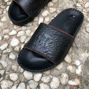 Dép nam quai ngang da bò in họa tiết chìm