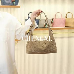 2026 Túi đựng hộp cơm xách tay mới chất liệu da lộn nhám túi đeo chéo dệt túi nữ thời trang túi đeo vai túi kẹp nách.