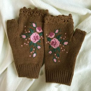 DRESSPLUS Floral Embroidery Knitted Gloves Vintage Bee Fingerless Gloves All-Match Windproof Crochet Flower Mittens Girls