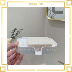 【Bestseller】 ห้องน้ำสีขาวเรียบง่ายอันเงียบสงบ ห้องน้ำผันน้ำไม่สะสมน้ำ กล่องสบู่พลาสติก ชั้นวางสบู่ กล่องเก็บของติดผนังแบบไม่มีรอยต่อ