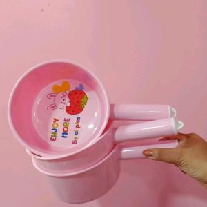 ผสม ขันน้ำ ขันน้ำมีด้าม ขันด้ามจับ ขันน้ำพลาสติก ขันตักน้ำ ขันลายการ์ตูน ขันพลาสติก พร้อมส่ง ！