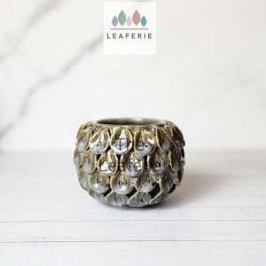The Leaferie Solonge plant pots. flowerpot . flowerpots . flower pot . planter . planters . Ceramic . Plants . handmade