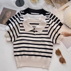 Áo Len Mongtoghi 2 khuy 4 màu phối họa tiết kẻ ngang trẻ trung năng động dành cho bạn Nữ LCXA158