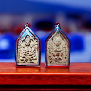 ขุนแผน ขุนแผนอุ้มนางคู่ พรายกุมารทอง ถือถุงเงิน เนื้อผง เสน่ห์แรง พร้อมเลี่ยมกรอบ เเสตนเลส