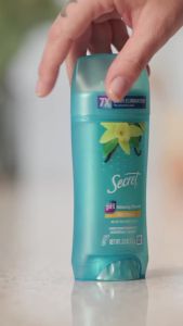 Lăn khử mùi chống mồ hôi Secret Fresh cho phụ nữ bảo vệ mồ hôi và mùi hôi trong 72 giờ tươi mát tức thì & dịu nhẹ khoáng chất cân bằng PH dạng rắn vô hình mùi vani ấm áp 2.6 oz (gói 3)