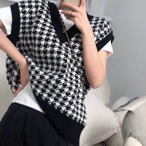 Jennie Vest Knit: Rompi Rajut Wanita Estetik