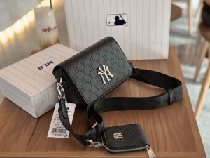 (Auth Tuồn Chính Hãng) Túi Đeo Chéo M L B Hoạt Tiết N.Y NổI Kèm Túi Con Airpods Fullbox Clip Thật Nhận Hàng Y Hình Size 18cm