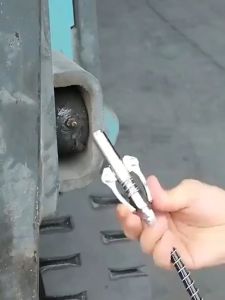 Heavy-duty grease gun connector 10000 psi pressure durable stainless steel self-locking design comes with 30cm hose