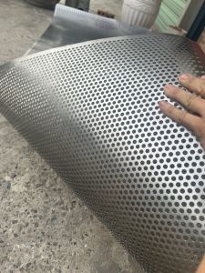 ( Khổ cao 1m x dài 2m x dày 4 zem) Tôn dầu đột lỗ tổ ong lỗ 4li 6li 8li