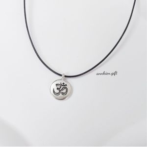 Vòng cổ dây chuyền mặt chữ OM và hoa sen dây mảnh phong cách đơn giản