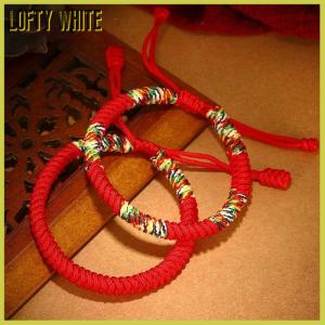 Lofty White กำไลข้อมือนำโชคแบบธิเบตสำหรับทั้งชายและหญิงกำไลข้อมือแบบคิงคองมีปมสีแดงสำหรับผู้ชายและผู้หญิง