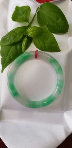 🌼⭐️🌼Vòng tay nữ đá Cẩm Thạch tự nhiên mới TR LÝ IC 52mm x chột 8mm màu xanh trắng đều đẹp nữ 50kg - 54kg đeo có 980k ạ