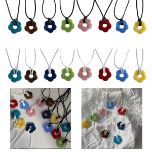 สร้อยโชคเกอร์ห้อยจี้ดอกไม้น่ารักเป็นรูปสร้อยคอลูกไม้วัสดุอะคริลิคที่ต้องมีอุปกรณ์เสริมสำหรับสุภาพสตรีแฟชั่น