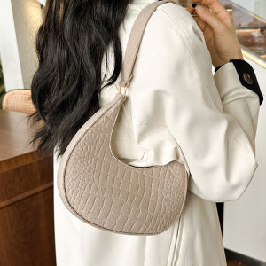 TKGirl  พร้อมส่งมาก กระเป๋าสะพายแฟชั่น ทรงสวย ยอดฮิต สีจี้ดจ้าดให้จัดถึง 6 สีจุกๆ จะแมทช์ลุคไหนก็โคตรจึ้ง บอกเลย เจ้าแม่สายแฟชั่นรุ่นนี้ห้ามพลาด