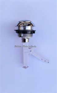 Pencetan tombol bilas kloset duduk tekan atas single flush