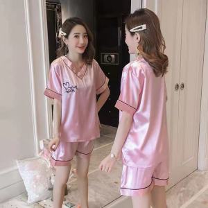 7200 แขนสั้นขาสั้น คอวี ชุดนอนน่ารักๆ ผ้าซาตินใส่สาย จุดปักอักษรอังกฤษเก๋ๆ สไตล์จีน