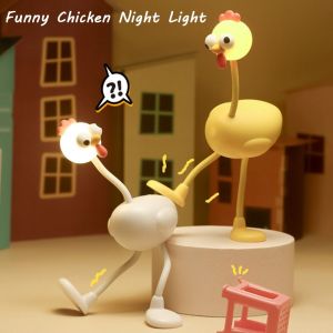 MKEB แสงนุ่มนวล ไฟกลางคืนรูปไก่ตลก 3 โหมดแสงสว่าง ป้องกันดวงตา โคมไฟตั้งโต๊ะสร้างสรรค์ แสงบรรยากาศการนอนหลับ น่ารัก การ์ตูน ไฟตกแต่งข้างเตียง ของตกแต่งโต๊ะ