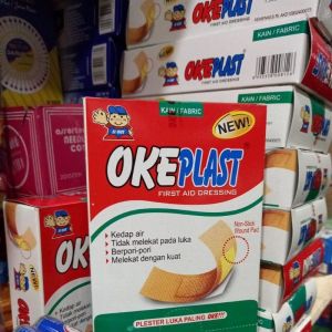 HANSPLAS PLASTER LUKA OKE PLAST 1 BOX ISI 100 PCS di buat dengan bahan berkulitas tinggi sangat nyaman di pakai pada bagian yang terluka .plaster oke plast palster kedap air  tidak melekat di luka berpori pori SIZE 1stirp 19×166 mm  isi 100 pcs 1 box