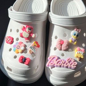 Crocs Jibbilz อุปกรณ์เสริมรองเท้าน่ารักโดเรมอนหมีสตรอเบอร์รี่ Lotso รองเท้าที่ถอดออกได้ DIY หัวเข็มขัดดอกไม้สำหรับ Crocs