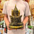 พระมหามัยมุนี พระพุทธรูปทรงเครื่องกษัตริย์พม่า หน้าตัก 8 นิ้ว สีทองโบราณ เป็นพระพุทธรูปศักดิ์สิทธิ์คู่ประเทศพม่าณเมืองมัณฑะเลย์. 