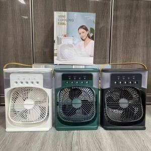 พัดลมสเปรย์ความชื้นห้ารู usb แบบชาร์จไฟได้พัดลมตั้งโต๊ะขนาดเล็กพร้อมไฟ