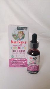 Vitamin tổng hợp hữu cơ Mary Ruths Organic Elderberry 30ml nhập Mỹ - được thiết kế ở dạng dung dịch hương vị việt quất và mâm xôi bạn dễ dàng cho bé dùng trực tiếp hoặc nhỏ vào đồ uống ưa thích của bé. Lọ dùng rất tiết kiệm từ hơn 120 ngày đến hơn 200 n