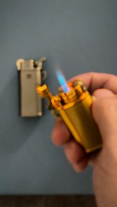 Lighter logam anti angin berkualiti tinggi Bawa Pulang Kami Janji Tidak Akan Kecewakan Anda Penampilan Sempurna Tiada Cacat.kuasa api boleh dilaraskan.