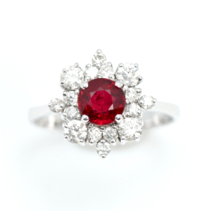 Ruby Diamond Ring แหวนเพชรทับทิม แหวนทับทิมสีแดงสดใสรูปทรงวงกลม ล้อมด้วยเพชรแท้ ตัวแหวนทองขาว18k