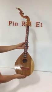 พิณโปร่งคุณภาพสูงไม้ประดู่ ฟิงเกอร์บอร์ดไม้แต้ดำ 4สาย 24 เฟรต รุ่นมาตรฐานดนตรีอิสาน วงจรไฟฟ้า EQ7545R