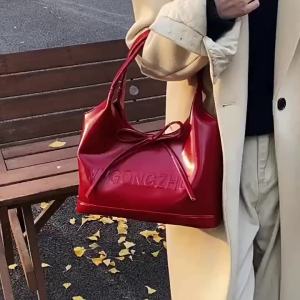 High-end large-capacity red handbag for women 2026 New autumn and winter shoulder tote bag light luxury niche bridal wedding bag