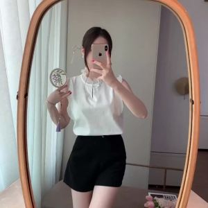 AMMIN เสื้อเบลาส์เสื้อชีฟองหญิงแขนกุดติดคอตั้งข้างเป็นไม้หัวเข็มขัดแนววินเทจของจีนใหม่ฤดูร้อนปี2024สีทึบหวานหรูหรา