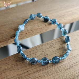 Natural Kyanite Bracelet | Handmade Blue-Green Crystal | Faceted Beads with Cat’s Eye Glow | Energy Cleansing | Elastic Fit | Healing Jewelry | Unique Raw Inclusions | Gift for Men & Women