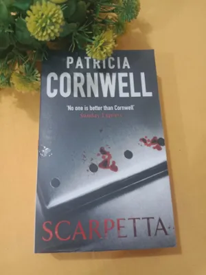 Scarpetta | Patricia Cornwell | book with knife and blood splatter on cover | PRELOVED