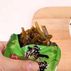 Kelp shredded ready-to-eat spicy and spicy food in small packages seafood snacks pickles and mustard