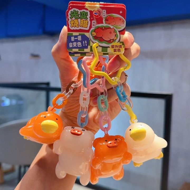SUTONGXUE Vịt quay Móc khóa hoạt hình đổi màu Lợn nướng Độ nhạy tia cực ...